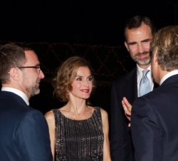 Sus Altezas Reales los Príncipes de Asturias, con el embajador de EE.UU. en España, James Costos, y Michael Smith, en la recepción ofrecida en su resi